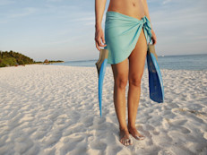 Si bien no es un beneficio exclusivo del agua de mar, caminar por la playa puede ayudar a masajear nuestros pies y piel en general, debido a la textura y constitución de la arena y el agua, que también podemos aprovechar como exfoliante. Recuerda luego darte una ducha de agua dulce e hidratarla con una crema o loción.
