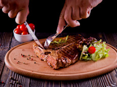 Es fuente de proteínas de alto valor biológico y es una de las mejores fuentes de hierro. Unos 100 gr de carne aportan el 30% del hierro recomendado para un adulto de 19 a 50 años; también es fuente de zinc: 100 gr aportan el 25% del requerimiento diario para un adulto. Se debe consumir magra y con moderación.