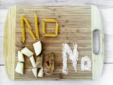 "Es cierto que los alimentos blancos como los granos procesados y los dulces son más altos en el índice glucémico, aumentan rápidamente el azúcar en la sangre y causan inflamación", señala  la Dra. Rachel Stockle. Pero otros alimentos ricos en carbohidratos, considerados "blancos" debido al color de su capa interior, pueden ser esenciales para una buena salud.