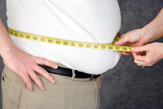 Muchas enfermedades asociadas al exceso de peso son además influidas por la forma en que se distribuye la grasa en el cuerpo. Si se tiene la mayoría de la grasa alrededor de la cintura o en la parte superior del cuerpo en forma de “manzana” es grasa abdominal e implica mayor riesgo que si se acumula en las caderas y da al cuerpo una forma de “pera”. La grasa en el abdomen aumenta el riesgo de hipertensión.