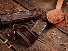 El chocolate negro o amargo tiene poderosas propiedades antioxidantes y sustancias naturales estimulantes, como la cafeína, que mejorarían la atención, concentración y memoria. Algunos expertos recomiendan incluir en la dieta hasta 30 gramos por día para obtener todos sus beneficios sin recibir calorías extra.
