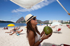 El agua de coco no solo es una sabrosa opción para preparar tragos o refrescarte. Es una excelente fuente de nutrientes, a saber, proteínas, grasas saludables, carbohidratos, azúcar, fibra dietética, potasio, fósforo, zinc, manganeso, magnesio, vitaminas, especialmente B, C, y K, y ciertos compuestos antioxidantes. Esta combinación contribuye a que su consumo se asocie a distintos beneficios: