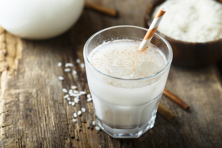 La horchata es una bebida que nació en la ciudad española de Valencia y desde allí se popularizó en buena parte del mundo. Su sabor es tan delicioso y refrescante que en los días del verano es una maravillosa opción y que, además, puede beneficiar tu salud.
