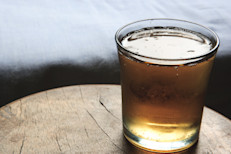 Debido a sus propiedades estimulantes (se estima que las semillas de guaraná pueden contener de cuatro a seis veces más cafeína que los granos de café) esta planta suele ser usada para fabricar jarabes, suplementos o bebidas. Su consumo suele asociarse a diferentes beneficios para la salud: