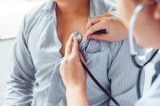 Cuando una persona se encoleriza, y esa actitud es permanente, puede causar serios problemas de salud. La frecuencia cardíaca y la presión arterial se elevan, así como el nivel de adrenalina y noradrenalina, el azúcar en sangre se altera, la boca se seca, y el estómago se ve afectado, lo que a largo plazo puede provocar úlceras de todo tipo y sudoraciones. Los órganos internos también se ven afectados y se producen muchos otros trastornos.