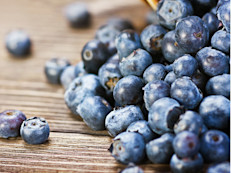 Distintos estudios demuestran que las dietas ricas en arándanos mantienen la mente más joven. Esto se debe a que poseen antocianinas, un pigmento vegetal que les proporciona su color particular y que tendría la facultad de reducir el daño progresivo del cerebro. Además de ayudar a conservar la memoria, el consumo de estos frutos se asoció con una prevención de la demencia senil y el Alzheimer. 