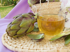 La alcachofa o alcaucil se puede consumir hervido, en forma de extracto obtenido de sus hojas o como jugo. Las hojas y el extracto se usan para saborizar bebidas, en tanto que la cinarina y el ácido clorogénico se utilizan como endulzantes. 
