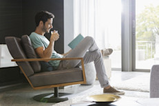 Prepara té de diferentes sabores y déjalo enfriar. Algunas opciones como el té verde y los frutales, son excelentes opciones para acompañar algunas comidas y casi no tienen calorías. Trata de consumirlos sin endulzar o con edulcorante bajas calorías.