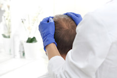 Además de sus útiles propiedades antiinflamatorias, la árnica tiene propiedades antimicrobianas, ideales para eliminar afecciones de la piel, como acné, eczemas o psoriasis. Agregar extractos de esta planta al champú también se vinculó con beneficios para el cabello, específicamente en el fortalecimiento de los folículos debilitados durante la calvicie prematura.