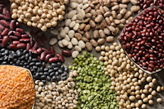 La fibra es una parte fundamental de toda dieta saludable, especialmente para las personas con diabetes. Esto se debe a que retrasa la absorción de la glucosa previniendo los "picos", y facilitando el control del azúcar en sangre. Puedes sumarla a través de hierbas y especias, como cilantro, orégano o albahaca, legumbres como lentejas y guisantes, cacahuates, porotos, o frutas y cereales.