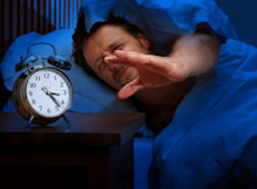 Quizá te quite sueño dormir una siesta, hacer ejercicio muy cercano a la hora de acostarte, comer comidas pesadas, tomar demasiado líquido o no acostarte siempre a la misma hora. Lo ideal es acostumbrarte a hacer cosas que te calmen y relajen antes de ir a dormir, como leer un libro, oír música suave o darte un baño caliente. 