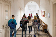 Averigua sobre los planes que tiene la escuela, el programa de cuidado infantil o la universidad de tu hijo si se produce un brote de gripe u otra enfermedad. Asegúrate de que la institución limpie de forma rutinaria los objetos y superficies que se tocan con frecuencia, y que tengan un buen suministro de pañuelos desechables, jabón, toallas de papel, desinfectantes para manos a base de alcohol y toallitas desechables.