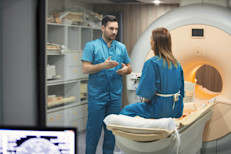 Varias investigaciones han explorado cómo puede afectar la endometriosis la salud femenina, a largo plazo. Una de ella, publicada en The Lancet Oncology, encontró que las mujeres con este antecedente experimentaron un aumento significativo en el riesgo de desarrollar cáncer de ovario.
