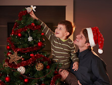 Según la Asociación Nacional de Protección contra el Fuego (NFPA), cada año aproximadamente 200 incendios residenciales se deben a los árboles de Navidad. Por ello, recomienda verificar que el pino navideño esté identificado por el fabricante como resistente al fuego, y también reemplazar los juegos de luces con cables rotos o gastados.