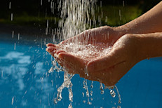 Tener un cutis envidiable no solo es cuestión de edad, para lograr una piel suave y tonificada se necesita hidratarla todos los días. Beber agua (10 vasos diarios) es indispensable para conservar la hidratación y favorecer la producción de colágeno. Cuando la producción de colágeno disminuye, la piel retiene menos agua, se hace más delgada y pierde su capacidad de conservar nutrientes.