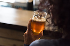 El consumo excesivo de alcohol puede dañar la salud en general, y particularmente las rodillas. Esto se debe a que en grandes cantidades puede interferir con los analgésicos y otros medicamentos que se toman para el dolor de rodillas. Además, el alcohol también puede exacerbar los síntomas de la artritis, e incluso puede aumentar la gravedad y frecuencia de los ataques de gota.