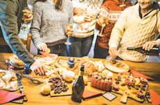 Durante las festividades es común encontrarte con gente que tienes tiempo sin ver y que se pongan a conversar justo al lado de la mesa de bocadillos, mientras saborean algunos. Por supuesto, esto es un error.