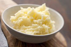 El mayor beneficio para la salud que ofrecen las patatas es cómo ayudan con la digestión, debido a su alto contenido de fibra. Su riqueza en hidratos de carbono las hace fáciles de digerir, mientras que su piel llena de fibra puede ayudar a regular la función intestinal.