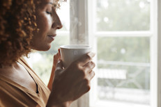 El té de apio es una infusión rica en un compuesto llamado 3n‑butilftalido, que favorece la digestión. Esto se debe a que estimula la producción de saliva y jugos gástricos. También activa los movimientos del intestino posibilitando una fácil evacuación y previniendo los cólicos y gases.