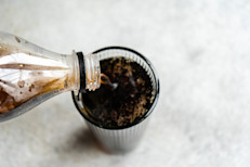 De la misma forma que te cuidas con los alimentos, debes prestar especial atención a lo que bebes. Las bebidas azucaradas como las gaseosas, jugos artificiales y energizantes son enemigas de tus dientes. Esto se debe a que su alto contenido en azúcar puede causar caries y erosionar el esmalte dental. Si consumes este tipo de bebidas, hazlo con moderación y asegúrate de enjuagarte la boca con agua después.