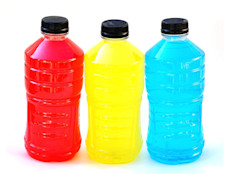 Se ha encontrado que durante una ingesta excesiva de alcohol se pueden perder altos niveles de sales y de potasio, lo que puede causar deshidratación. Las soluciones electrolíticas, como las bebidas para deportistas, son buenas para reponer estos compuestos.