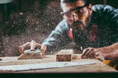 Distintas investigación encontraron que participar en artes y manualidades puede ayudar con el estrés, la falta de confianza en uno mismo y los sentimientos de depresión. En esta categoría puedes optar por pintar, fabricar adornos, joyas (Bisutería), u objetos con cerámica, hasta trabajar con madera y elaborar todo tipo de muebles. ¡Busca lo que más te guste!