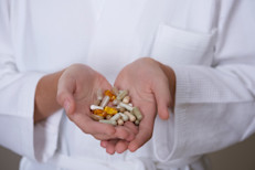 La rodiola es un adaptógeno que se cree puede ayudar a aliviar una variedad de afecciones que incluyen depresión, fatiga y ansiedad. El término "adaptógeno" se aplica a los productos que mejoran la capacidad del cuerpo para combatir el estrés, el agotamiento mental y superar el trauma. 