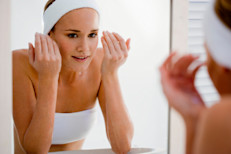 Al finalizar el día, es fundamental limpiar el rostro para quitar los restos de maquillaje, las células viejas, la suciedad, el polvo y las bacterias. La higiene ayuda a que la piel se oxigene, al quitar las obstrucciones que podían tapar los poros. Luego de la crema de limpieza, se sugiere lavar el rostro con agua tibia.
