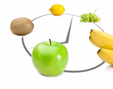Al menos, deberías sentarte a comer tranquilo tres veces al día. Entre medio de las comidas, deberías comer 3 snacks potentes, comer porciones más grandes que las habituales, elegir platos con más calorías, comer frutos secos o incluso azucarados, pan de grano entero pero en sus versiones más completas (que incluyen 5 granos o más), cereales, nueces y semillas, que además de tener muchas calorías son una excelente fuente de proteína. 