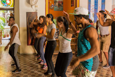 No importa qué tipo de baile escojas (salsa, tango, danza del vientre, flamenco, bailes de salón…), todos los estilos de baile son actividades físicas saludables. Y tampoco es importante el nivel de destreza, la edad, qué tipo de cuerpo o talla se tenga para practicarlo. Basta practicarlo dos a tres veces por semana para apreciar sus resultados.  