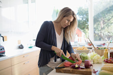 Para contrarrestar los efectos de los platos calóricos de la temporada festiva, los días que no tengas salidas ni reuniones, prepara comidas saludables y bajas en calorías y come en casa. Este es el primer paso para prevenir el aumento de peso.