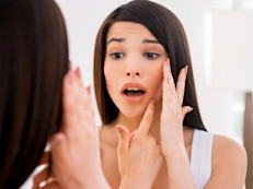 Además de disfrutar de sus beneficios consumiéndola regularmente, la papaya es una excelente opción para combatir el acné. La papaína que contiene le otorga propiedades exfoliantes que ayudan a limpiar los poros y disolver la grasa que se puede convertir en granos y espinillas. Machaca un trozo de papaya y aplica la pulpa como mascarilla durante unos 5 minutos.