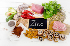 Los alimentos ricos en proteínas, como la carne de res, cerdo y cordero contienen grandes cantidades de zinc. Este es uno de los minerales básicos para mantener la piel y otras funciones en condiciones óptimas y saludables. Interviene en la concentración adecuada de vitamina E y la buena absorción de vitamina A, que inciden en la salud cutánea y estimulan la producción de colágeno.