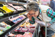 Ten en cuenta que el tiempo máximo que puede pasar la carne picada cruda en el refrigerador es de 1 a 2 días, siempre y cuando esté dentro de la fecha de consumo; puede estar congelada entre 3 y 4 meses. Una vez cocinada, se puede refrigerar solo un par de días o mantenerla de 3 a 4 meses en el congelador.

