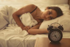 Si produces hormonas en exceso, como consecuencia del sobreentrenamiento, tu sueño será uno de los afectados. Es posible que te cueste relajarte y que duermas menos, lo que aumentará tu fatiga crónica y tu mal humor.

