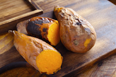Son más dulces que sus primas las papas y también son ricas en fibra, lo que permite que se descompongan lentamente y no alteren los niveles de insulina. También tienen vitaminas y minerales, como el potasio, que las vuelve aliadas ideales para controlar los niveles de sodio. Sin embargo, los especialistas recomiendan reducir su consumo cuando ya se padece ERC.