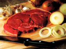 De acuerdo con la Dra. Nazario, con las proteínas sucede algo semejante que con la grasa: "Las proteínas de la carne roja son difíciles de digerir, especialmente durante la noche, por lo que si cenas algo con mucha carne poco antes de ir a la cama, conseguirás un sueño poco agradable".