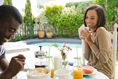 Disminuye la velocidad y come mientras estás sentado/a en la mesa, no en el camino. Las señales internas que regulan la sensación de hambre y plenitud,  pueden no ser tan efectivas si te distraes.