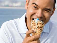 Según el USDA, un cono de helado comienza en 417 calorías y puede llegar a más de 700, con 28 gramos de grasa. Este típico amigo del verano puede reemplazarse por sorbetes "frozen" con menos azúcar, que tienen unas 150 calorías.