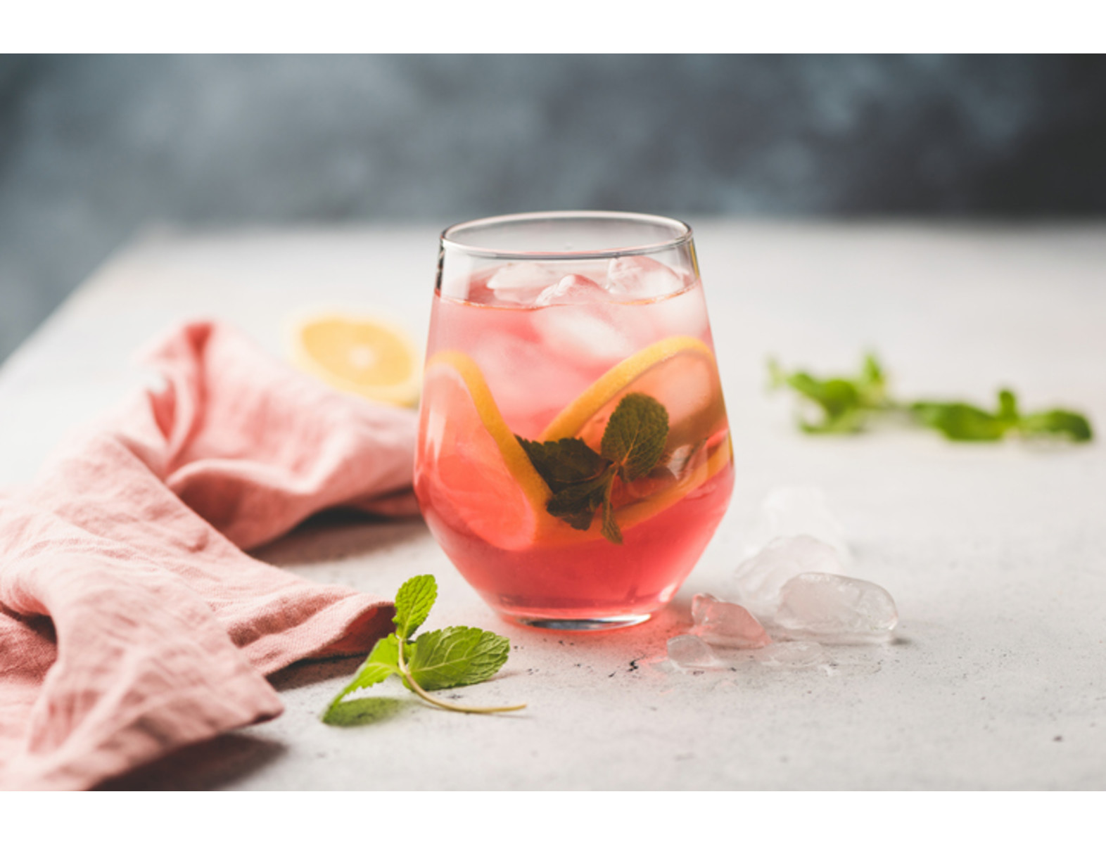 El agua de Jamaica es una de las bebidas más elegidas para refrescarse en Centroamérica, especialmente en México y Jamaica, y en algunas regiones de Sudamérica. Además de ser una alternativa sana a los refrescos o jugos ultraprocesados, se le atribuyen muchos beneficios para la salud. ¿Cuáles son verdaderos?