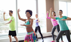 En media hora de baile se pueden quemar entre 200 y 400 calorías. Cada vez que practicas una rutina de baile estás dando cientos de pasos. Sin lugar a dudas, practicar esta saludable rutina es una de las maneras más divertidas de mantener el cuerpo en forma.