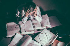 ¿No puedes dormir, te enojas fácilmente, estás deprimido o te falta energía? Es posible que estés sufriendo de estrés. Todos lo hemos padecido alguna vez, y si bien lo que es tenso para una persona puede no serlo para otra, permanecer constantemente bajo esa presión puede ser perjudicial para la salud. Aquí te contamos como controlarlo con remedios caseros.