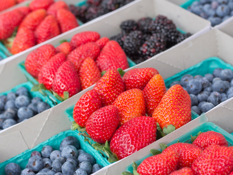 ¿Quién podría negarse a incluir en su dieta estas deliciosas frutas? Más aún si se comprobó que los frutos rojos contienen gran cantidad de siete clases de flavonoides que evitan aumentar de peso, según un estudio publicado en la Revista Médica Británica. Pero, ¿cuánto hay que consumir? A continuación, sugerencias para cada fruta. 
