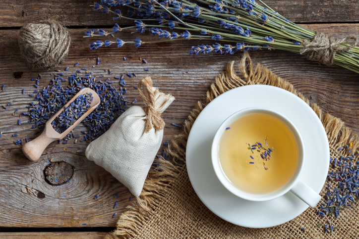 La lavanda es una planta ornamental por excelencia, aunque la ciencia dice que también puede ser aprovechada con fines medicinales, ya que posee muchos compuestos beneficiosos. Para disfrutar esas bondades se puede recurrir a sus aceites esenciales o productos cosméticos, sin embargo, hay otra opción efectiva que puedes incorporar: el té. 