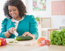 Evita los alimentos fritos y las grasas, disminuye el consumo de azúcar y limita el alcohol. Concéntrate en comer verduras y frutas, carnes magras y granos enteros. Recuerda que los tamaños de las porciones deben ser adecuadas para no sobrepasar la ingesta de calorías. Si hay dudas, consulta a un nutricionista.