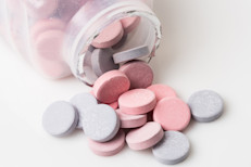 Si finalmente se presenta la acidez, puedes buscar maneras de aliviarla y los medicamentos no necesariamente son la solución. En un estudio de la Universidad de Washington analizaron a casi 215,000 personas que tomaron fármacos para acidez, reflujo o úlceras y encontraron que algunos podrían aumentar el riesgo de enfermedades cardíacas y cáncer de estómago, entre otras afecciones.