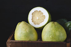 Teniendo en cuenta esto, podemos agregar que el pomelo posee una cáscara muy gruesa pero suave y fácil de pelar. Dependiendo su cultivo, la pulpa es amarilla o rosada, y puede variar de jugosa a ligeramente seca, y de picante‑dulce a ácida. El pomelo es rico en agua, fibra, vitaminas, especialmente C y B (como tiamina o B1, riboflavina o B2 y niacina o B3), y distintos minerales, como calcio, fósforo, hierro, y magnesio. Esto hace que su consumo se asocie de distintos beneficios.