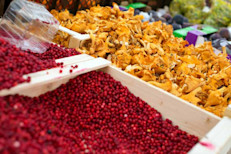 Consumelos preferentemente frescos ya que contienen 104 mg de antocianinas en una taza o arándanos congelados con valores similares. Los arándanos deshidratados azucarados, en cambio, contienen solamente 0.1 mg de antocianinas en 1/2 taza.  Sin embargo puede haber grandes variaciones en el contenido de antocianinas en el jugo de arándano industrializado dependiendo del procesamiento. 