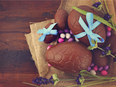 Está presente en toda celebración, y no podía faltar en Pascua. Por su textura y su sabor incomparable, y porque le gusta casi a todos. A la hora de elegir, mejor el amargo o el más oscuro ya que tiene un 70% de cacao. Pero ¡cuidado! ya que 100 gramos aportan 566 calorías. 