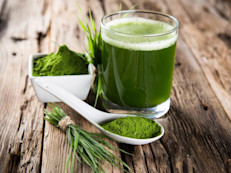 La espirulina se ha usado desde tiempos inmemoriales como fuente de nutrientes, toda vez que contiene una concentración de entre el 55 y 70% de proteínas asimilables de alta calidad. Además de vitaminas del complejo B, ficocianina, clorofila, vitamina E, numerosos minerales y posee más betacaroteno (poderoso antioxidante) que las zanahorias (Natural Standard).